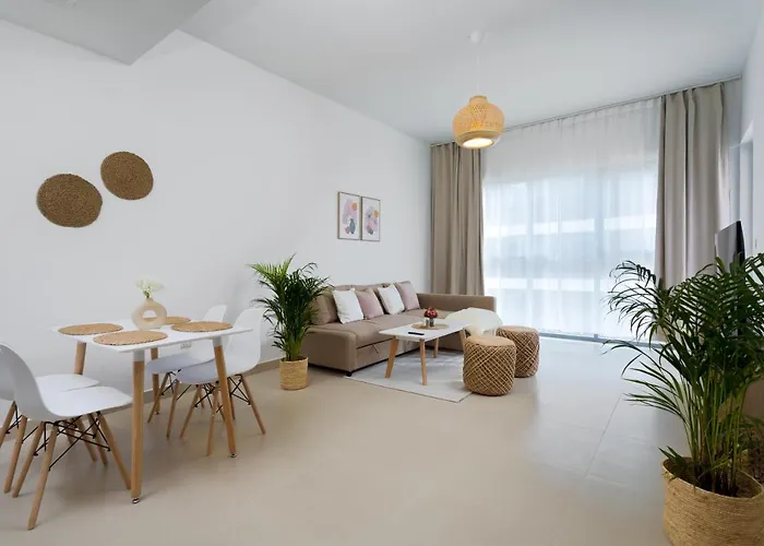 Waves Holiday Home - Chic Apartment With Dubai Skyline Views