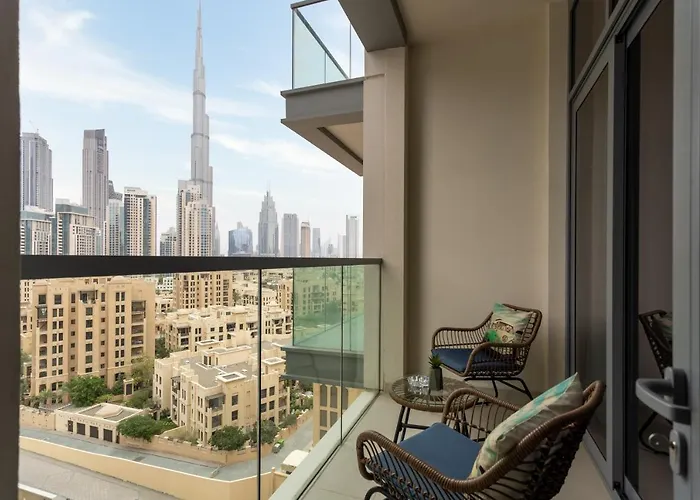 Waves Holiday Home - Chic Apartment With Dubai Skyline Views