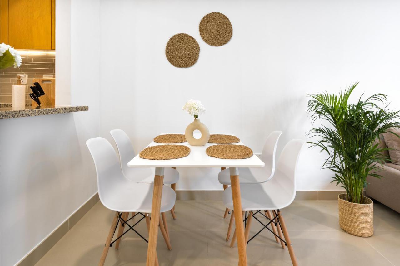 Waves - Chic With Skyline Views Apartment