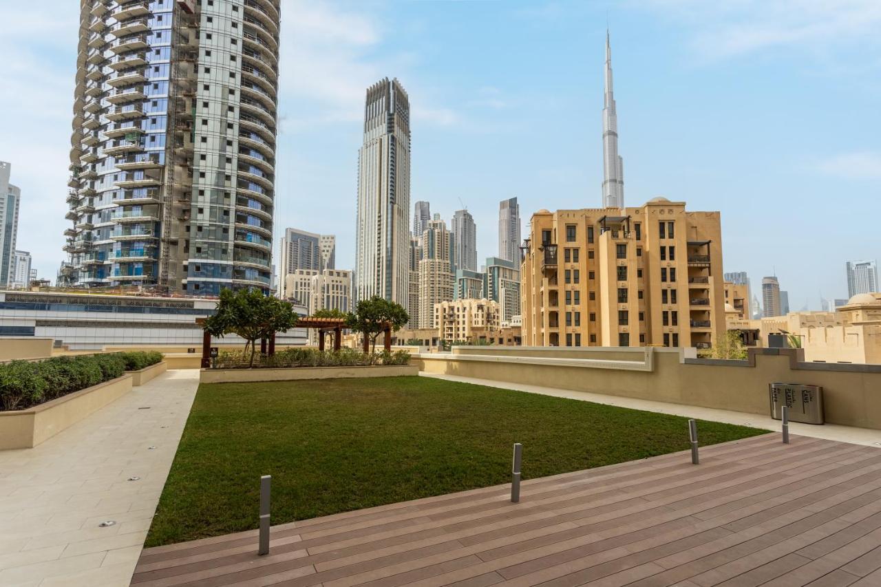 Waves - Chic With Skyline Views