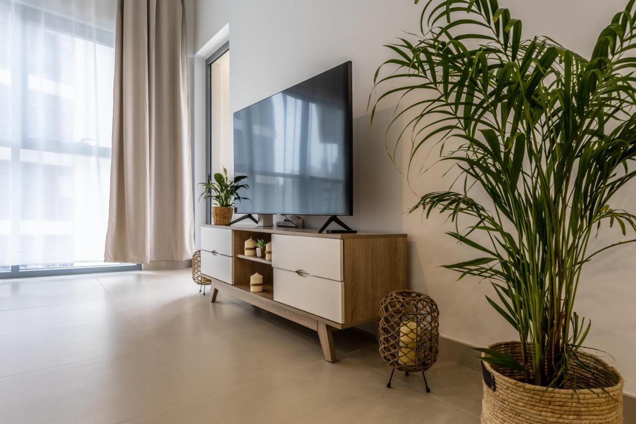 Apartment Waves - Chic With Skyline Views