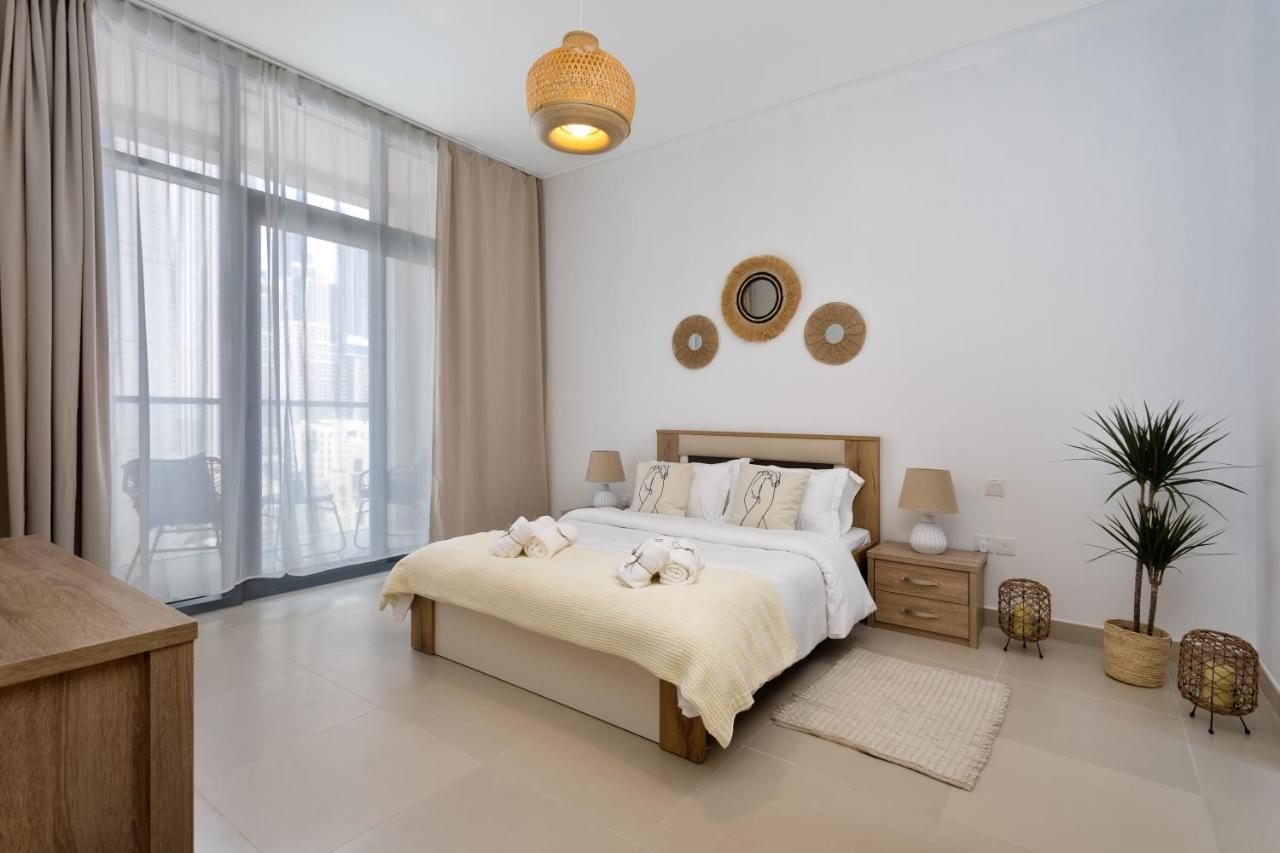 Waves - Chic With Skyline Views شقة